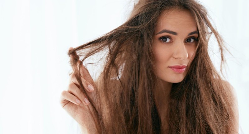 Nhiệt độ có thể khiến tóc trở nên khô, xơ, hư tổn và khó giữ được vẻ bóng khỏe. Dưới đây là một số bí quyết mà bạn có thể áp dụng để giữ cho mái tóc của mình trông đẹp nhất trong suốt mùa hè.